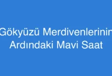 Gökyüzü Merdivenlerinin Ardındaki Mavi Saat